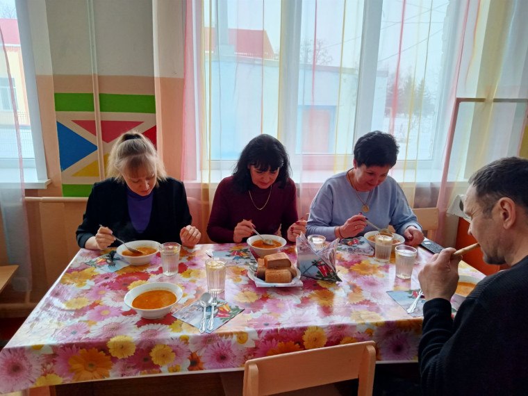 Мониторинг качества школьного питания совместно с представителями партии «Единая Россия» и с участием родительской общественности.